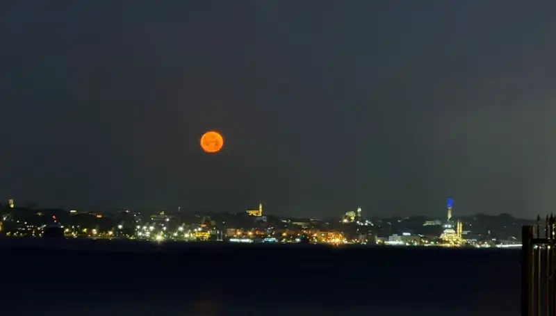 İstanbul’da Çilek Dolunayı Göz Kamaştırdı: Eşsiz Manzara ve Fotoğraf Keyfi