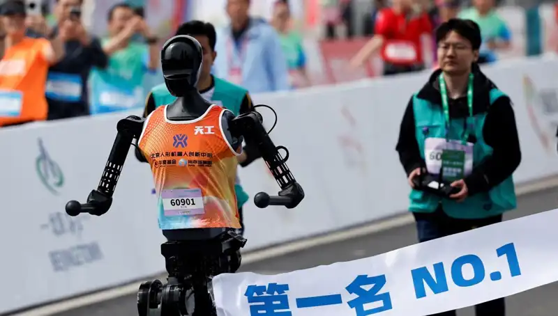 Çinli Robotların İnsanlara Karşı Maraton Koşusu: Yapay Zeka Yeni Bir Eşiği Aşıyor