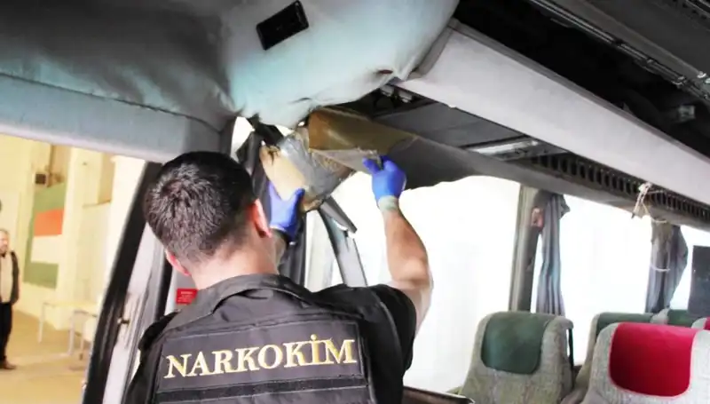 Sınır Kapısında Şok! Otobüsten Çıkan 77 Kilo Uyuşturucu Olayı